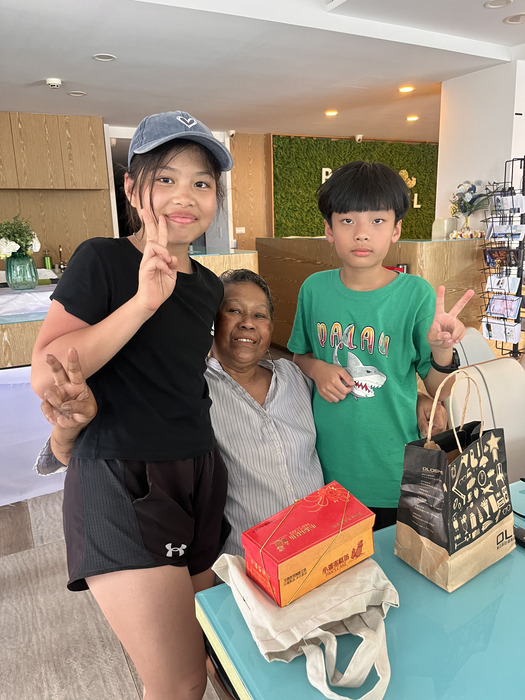 大使夫人與孩子合照