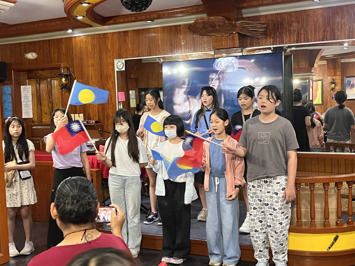 迎賓晚宴揮舞兩國國旗同樂