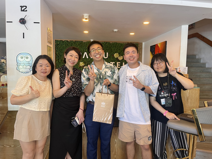 博嘉團隊與協助很多的駐外秘書合影