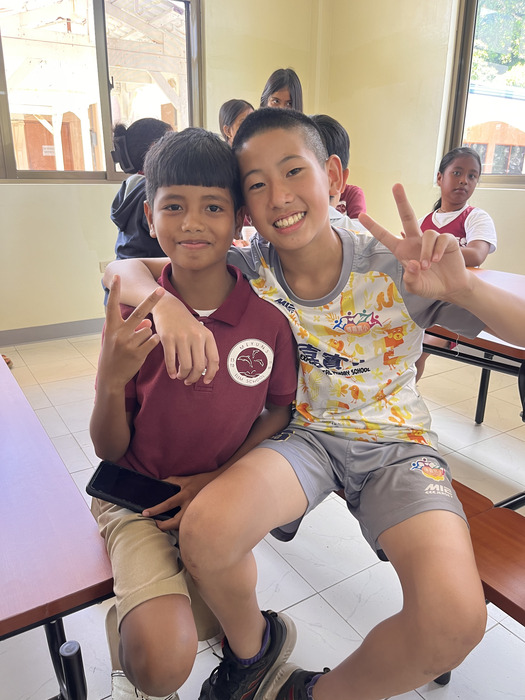 學生代表高O均與當地學生合影